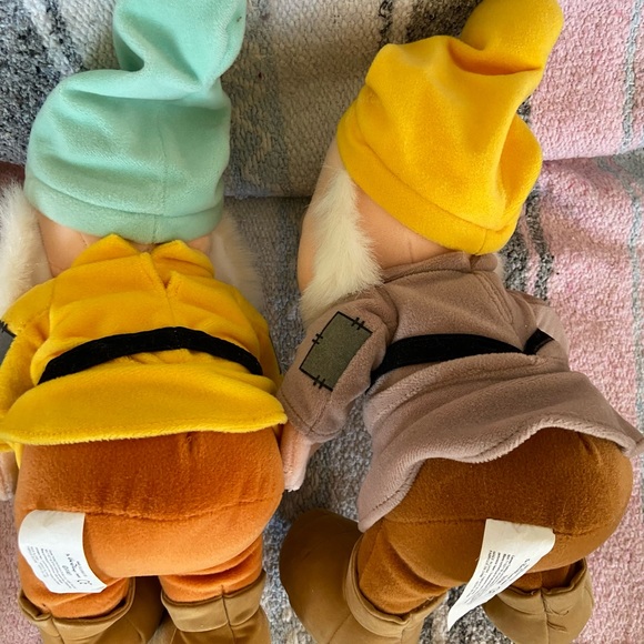 Two of the seven dwarves - Bashful and Sneezy - Picture 4 of 4